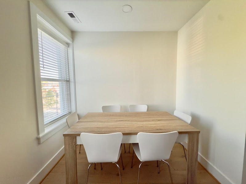 Building Photo - 808 12th St NE