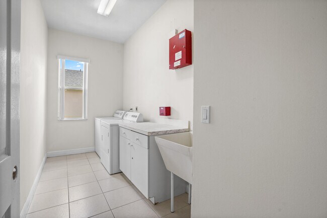 Building Photo - 1092 SW Majorca Ave