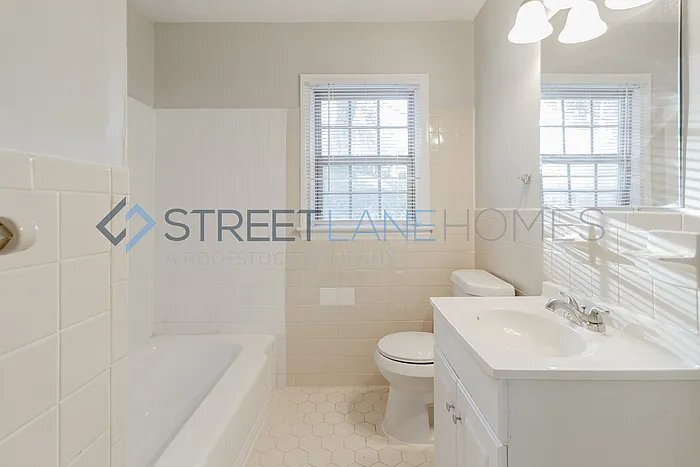 Building Photo - 1636 5th Ave W