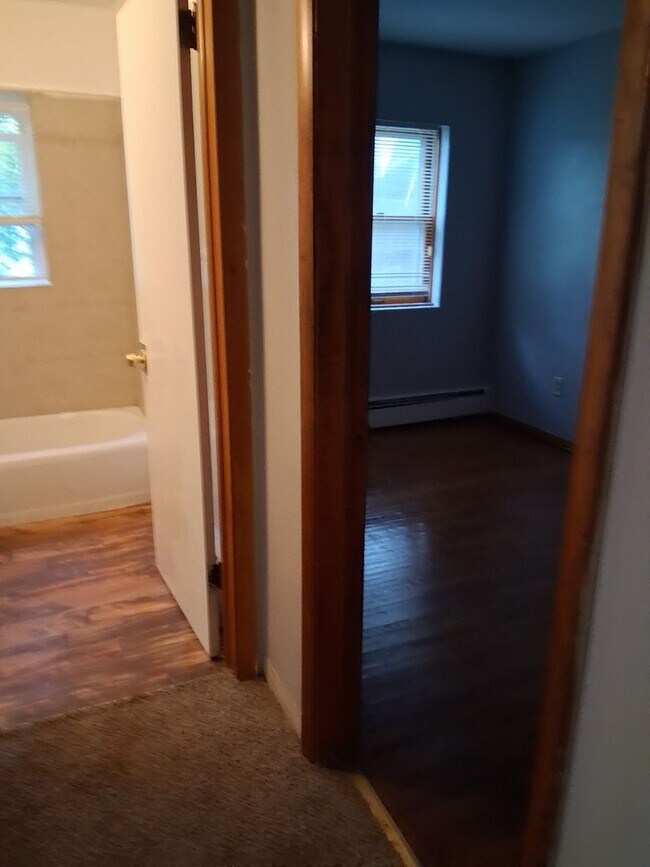 Building Photo - 1 Bedroom 1 Bath in Maplewood  HEAT INCLUDED