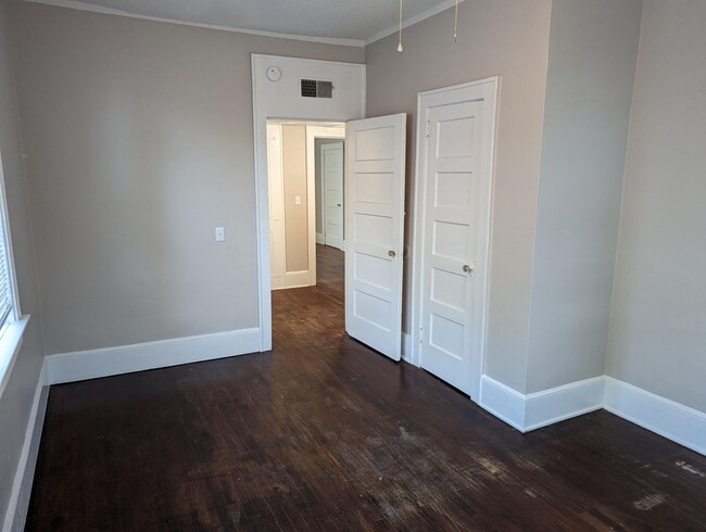 Building Photo - Charming Apartment Downtown Columbia