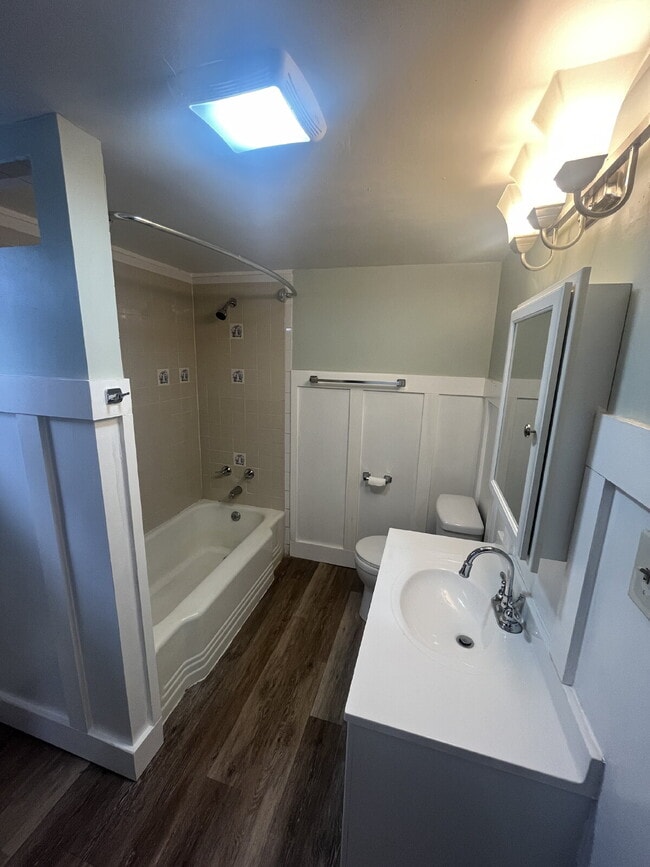 Building Photo - COMING SOON! 2 Bedroom Duplex in Downtown ...