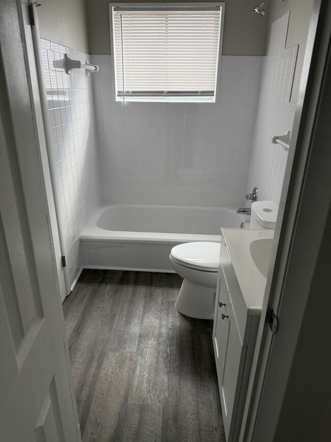 Building Photo - 194 E Biscayne Rd