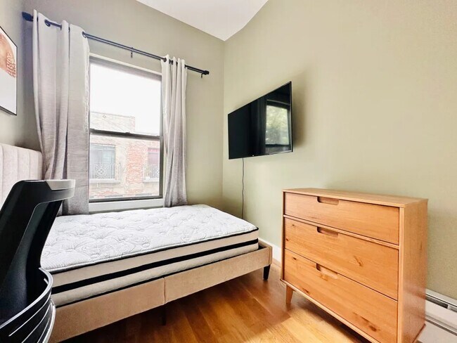 Building Photo - Furnished room/NOT APARTMENT