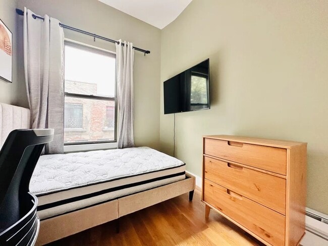 Building Photo - Furnished room/NOT APARTMENT