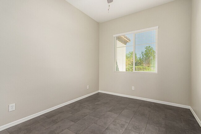 Building Photo - Anthem Highlands home with energy saving u...