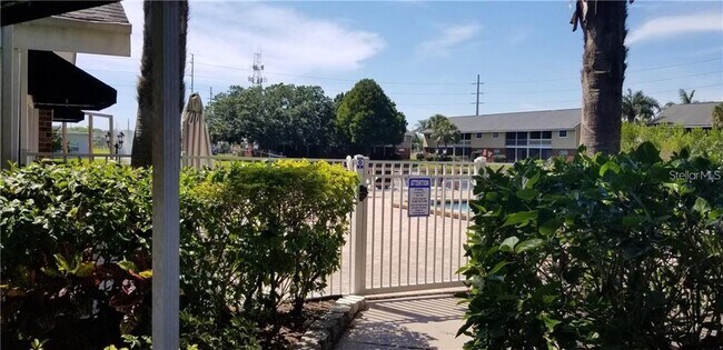 Building Photo - 200 Country Club Dr