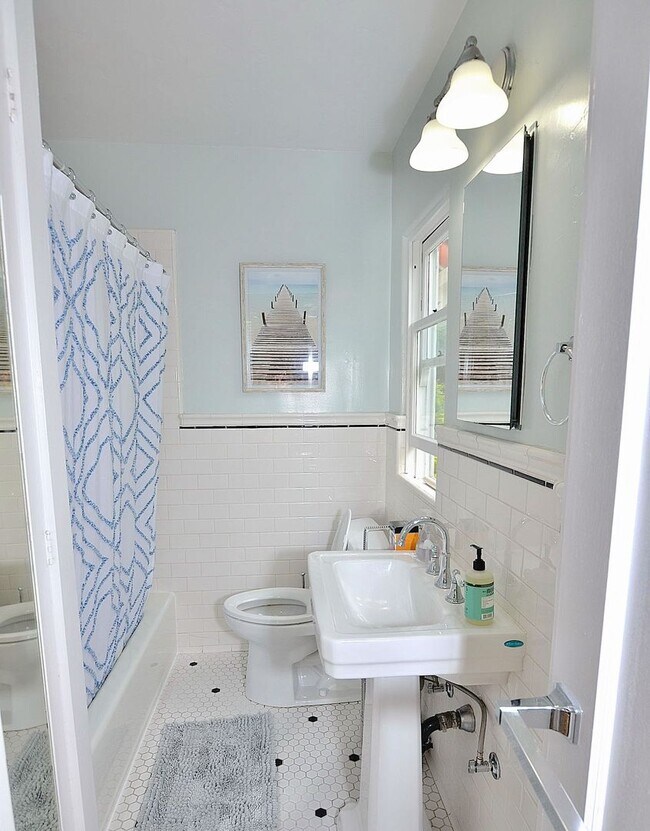 Building Photo - Exquisite Vacation unit in the Heart of Co...