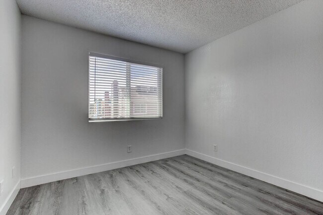 Building Photo - 921 Snug Harbor St