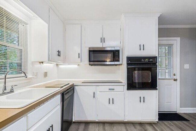 Building Photo - Large Home in Guilford Hills, Hardwood Flo...