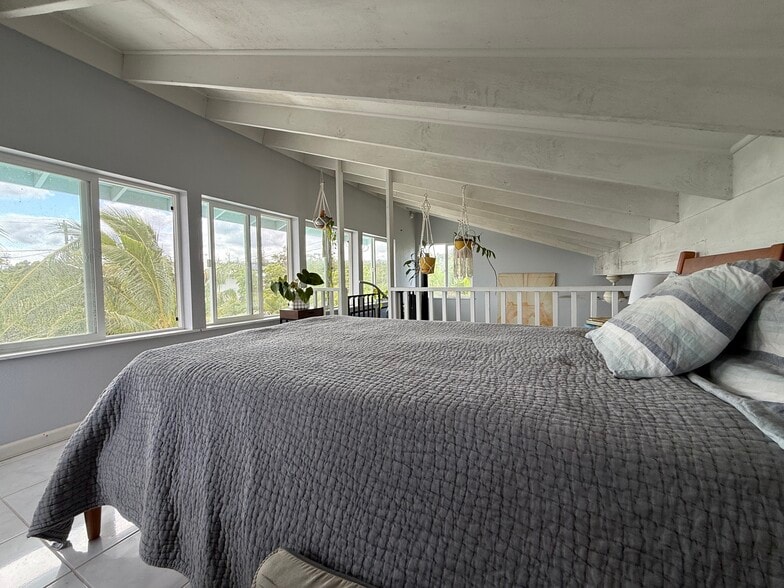 Lofted bedroom has peekaboo ocean glimpse - 12-124 W Moanauli Loop