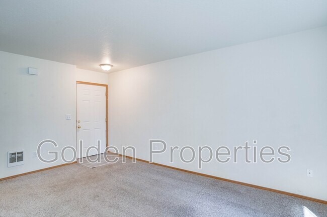 Building Photo - 317 W Cherry Ave