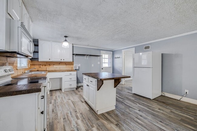 Building Photo - Charming 3-Bedroom 1.5 Bath Cottage-Style Bungalow with Open Floorplan and Kitchen Island