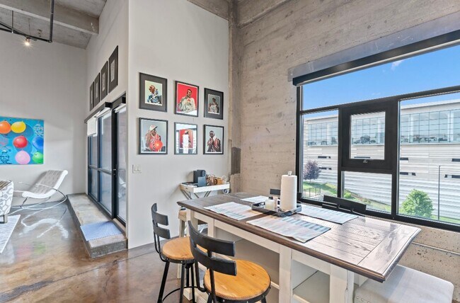 Building Photo - Fully Furnished 2 Bed / 2 Bath Modern Apartment Near Union Station! $2695.00!