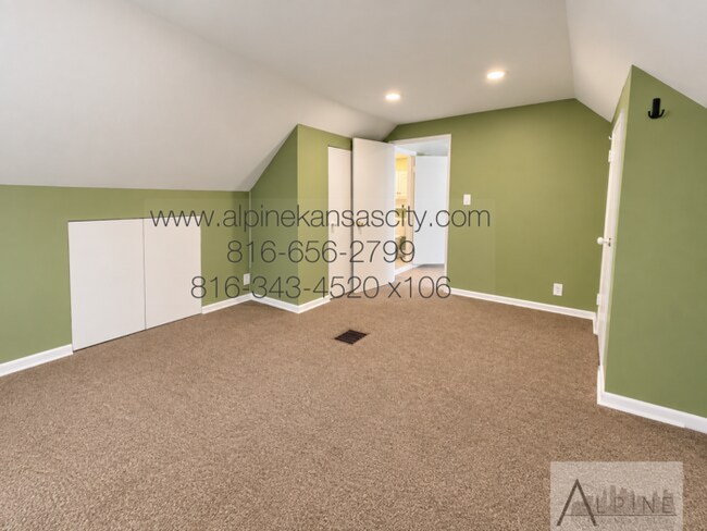 Building Photo - Cute HOUSE in Gillham Plaza, Gated Off Street Parking!