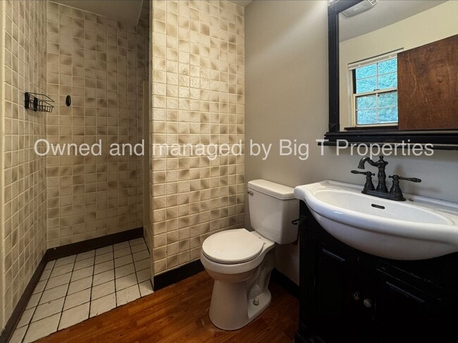 Building Photo - Newark family house on quiet street