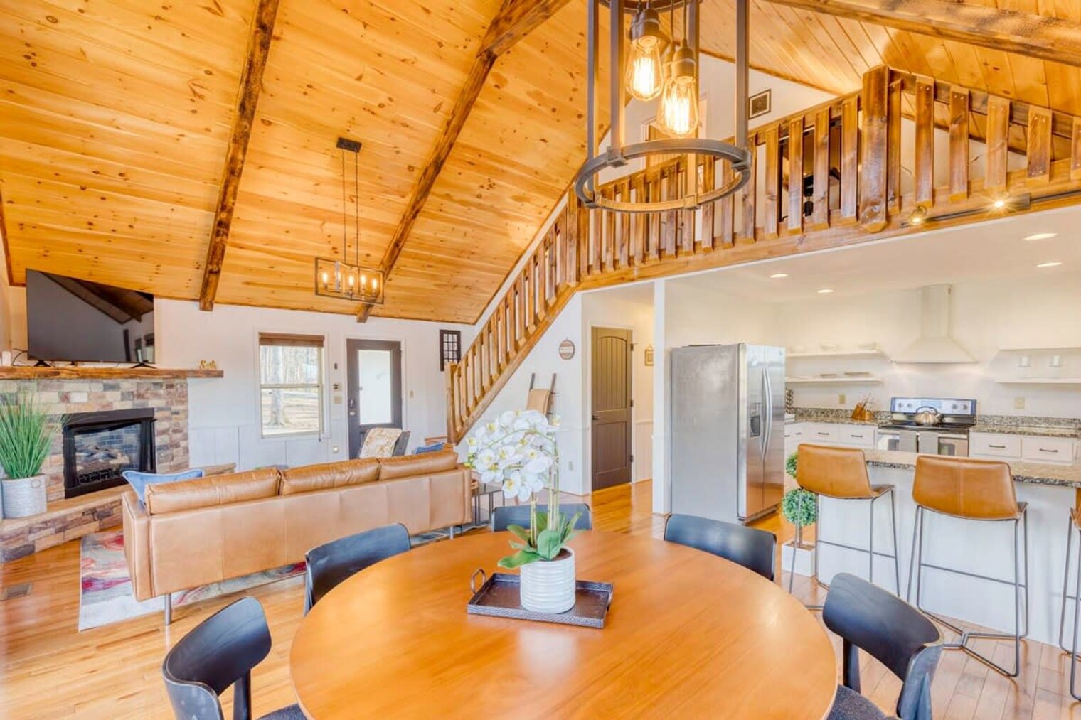 Building Photo - 742 E 2nd St