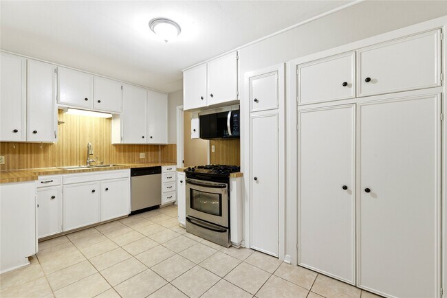 Building Photo - 8406 Highcrest Dr