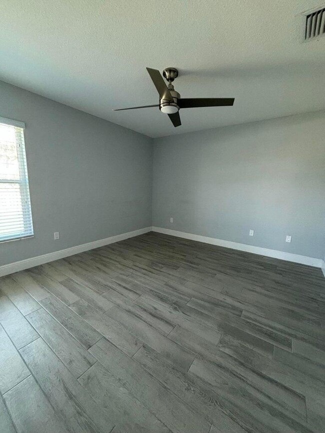 Building Photo - 2501 SE Mariposa Ave