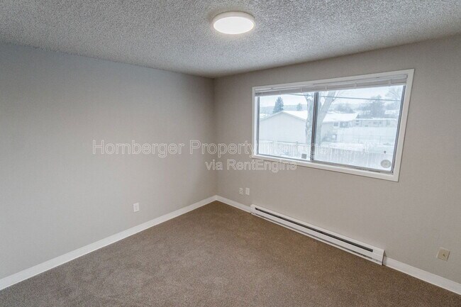 Building Photo - 10119 E Empire Ave