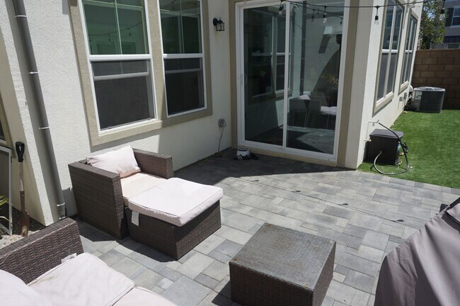 Building Photo - Stunning 4 Bedroom 3 Bath Plus Loft Home i...