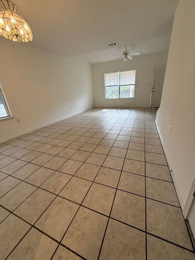 Building Photo - New Listing!