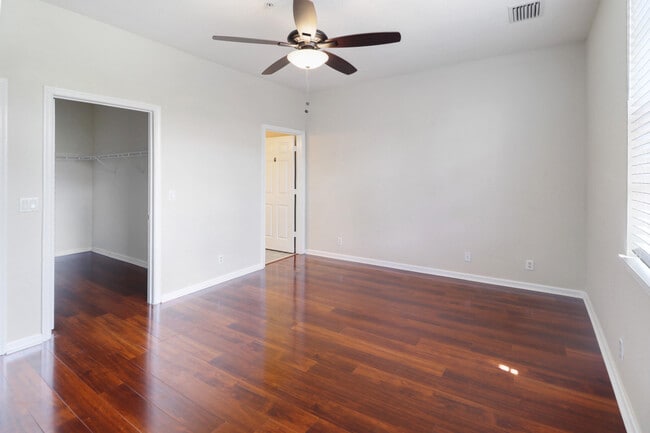 Building Photo - 143 Greenwich Cir