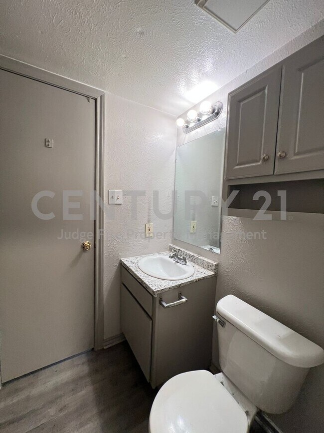 Building Photo - Spacious 2/1.5 Apartment in Denton Great for Roommates!