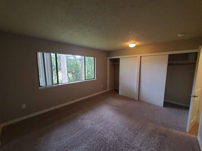 Building Photo - 2 Bed Room 2 Bath 2 Car Garage