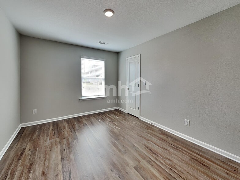 Building Photo - 613 Gleaner Wy