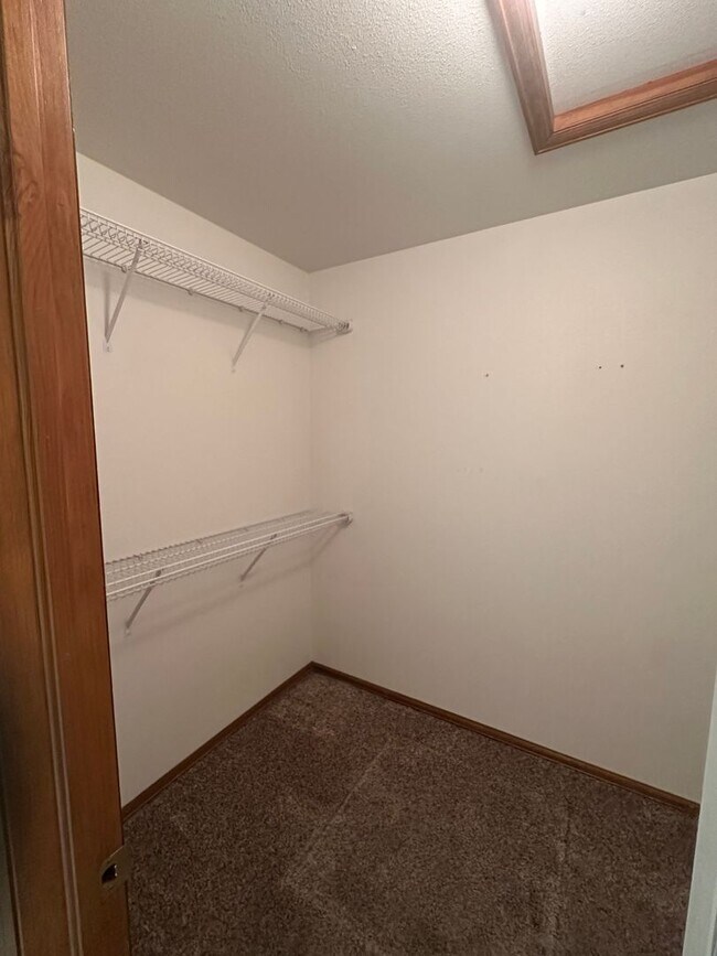 Building Photo - Spacious 2 Bed, 2 Bath Townhome
