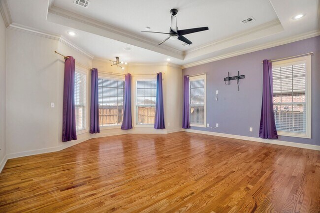 Building Photo - Executive Bentonville Home convenient to WM Home Office and more!