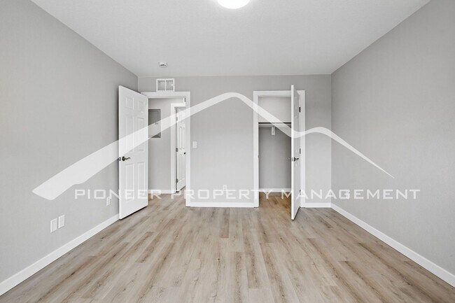 Building Photo - Spacious Condo with Washer/Dryer and Central AC