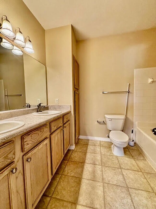 Building Photo - Awesome 3/2 Condo w/ a garage Gate Parkway...