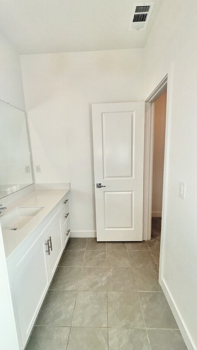 Building Photo - 4 Bedrooms Available University Park