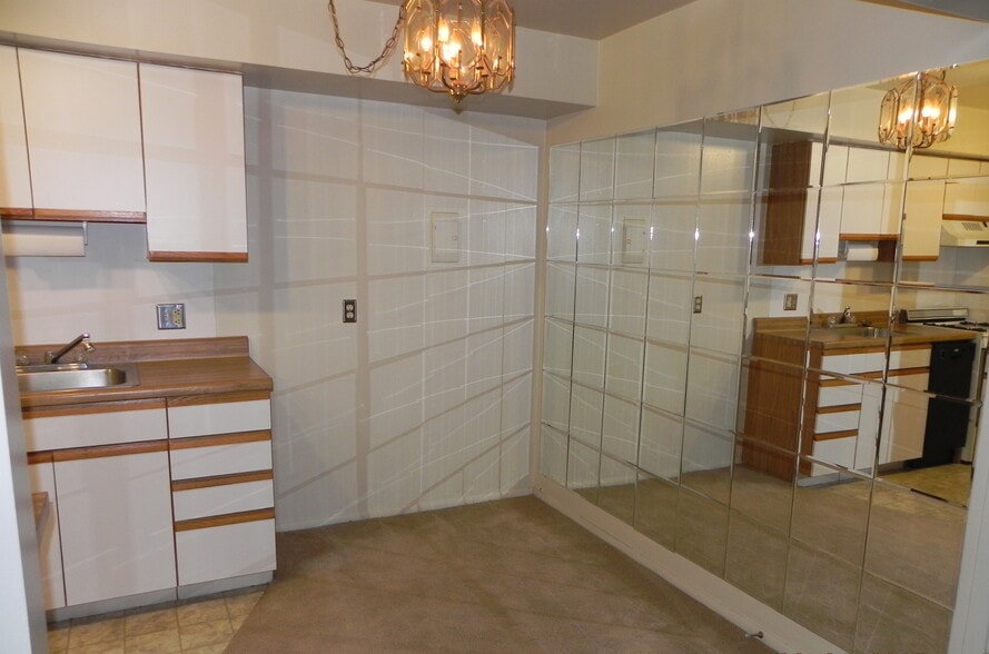 Building Photo - 125 Twin Oaks Dr