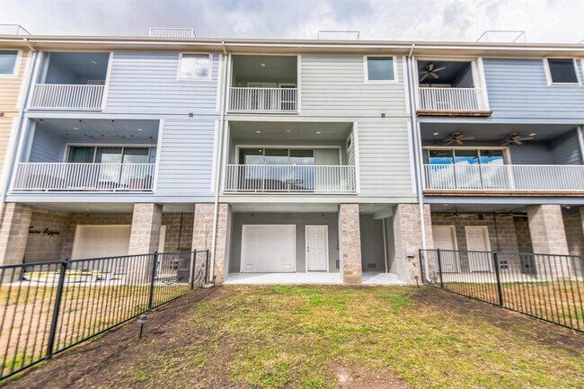 Building Photo - 2716 Veranda Falls