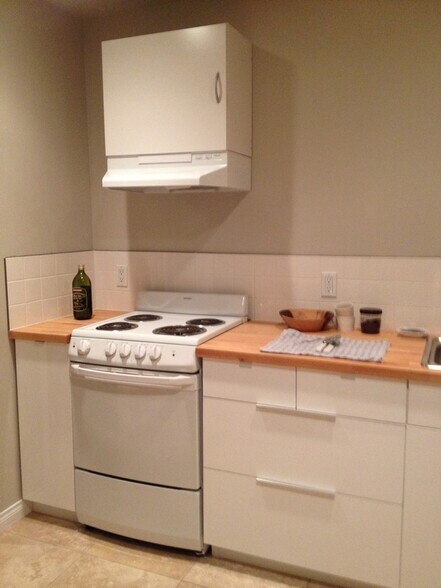 Kitchen 2 - electric stove - 4770 55th St
