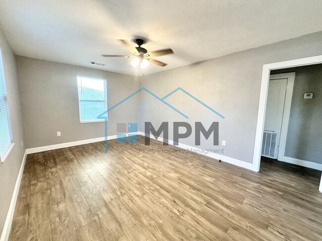 Building Photo - 119 S Riverbend Dr