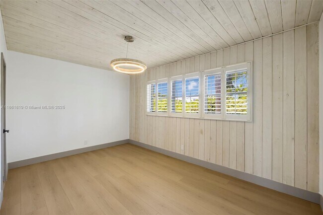 Building Photo - 3180 N Bay Rd