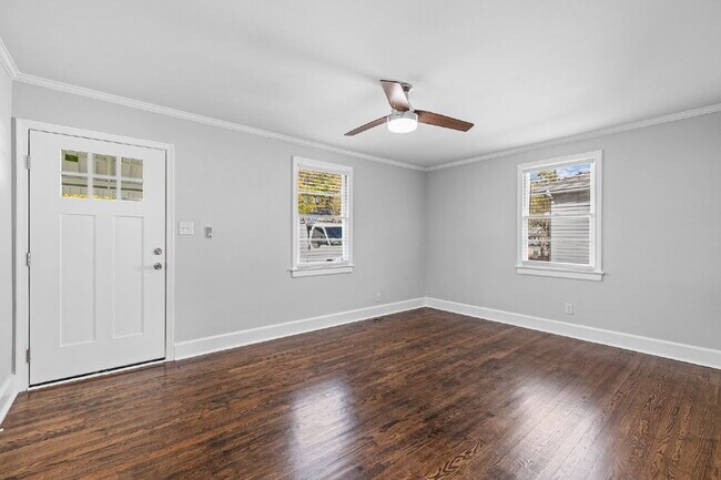 Building Photo - "2-Bed Bungalow with Granite Touches & Gleaming Hardwoods in Durham!"