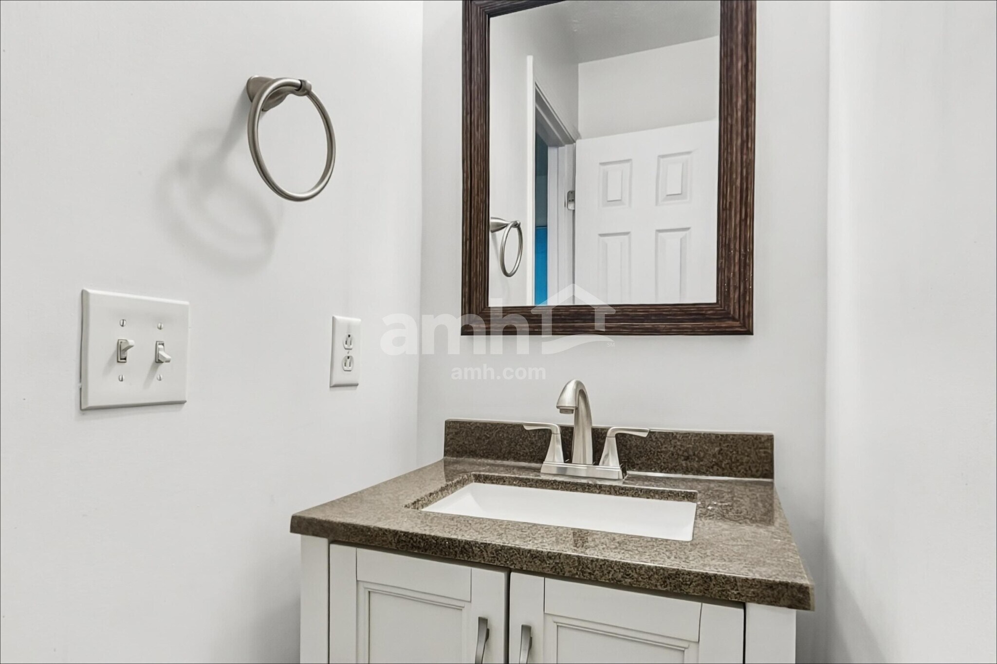 Building Photo - 916 Springs Hill Way