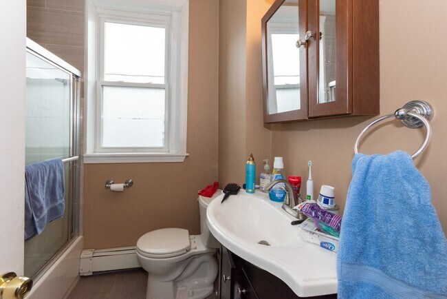 Building Photo - 2 Glenville Ave