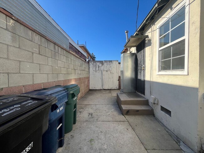 Building Photo - 10523 Mansel Ave