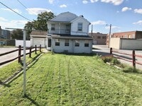 Building Photo - Cozy 2–3 Bedroom, 1 Bath Home with Garage & Sunroom