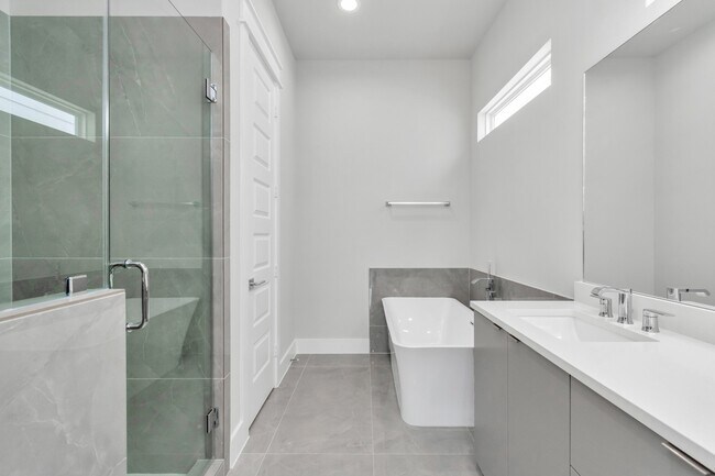 Building Photo - 5818 Burt St