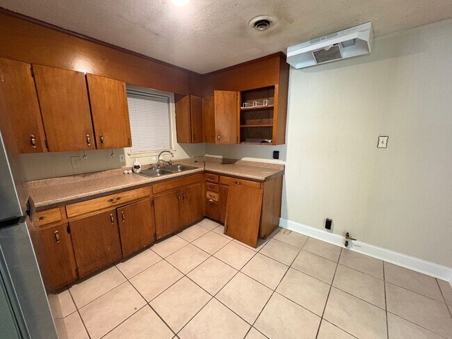 Building Photo - 3 Bed/1.5 Bath in Westland Plaza