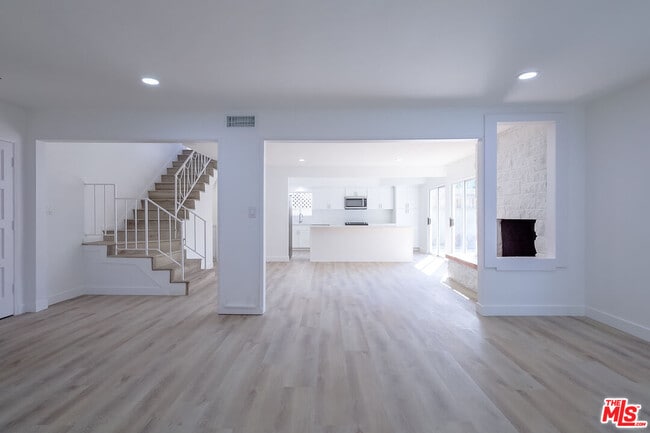 Building Photo - 823 S Detroit St