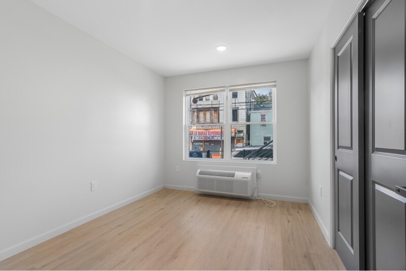 Building Photo - 86 N 7th St