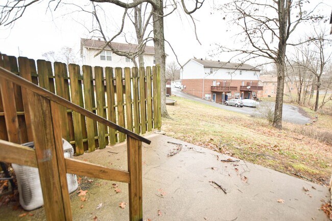 Building Photo - 1533 E Knollwood Cir